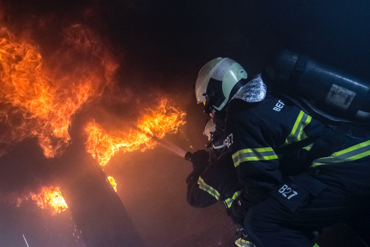 firefighter training, extinguishing a fire